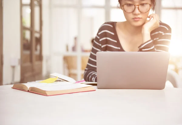 Mooie Aziatische student meisje — Stockfoto