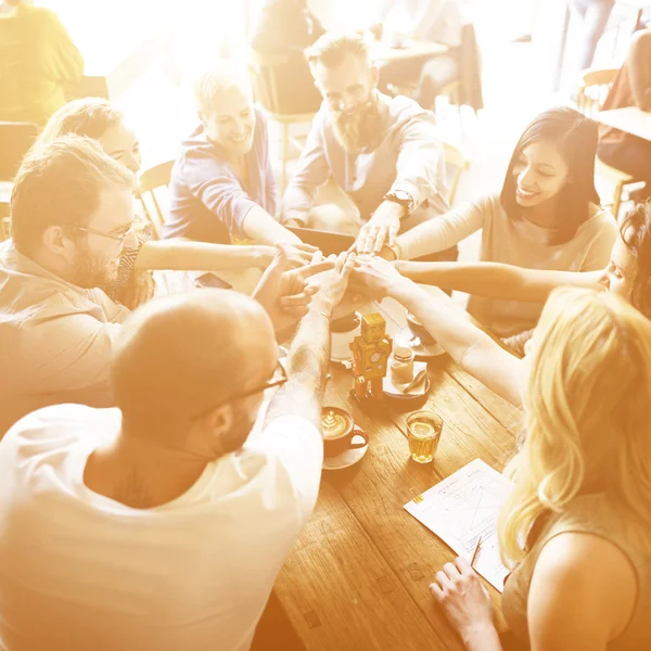 Gente diversa cenando juntos —  Fotos de Stock