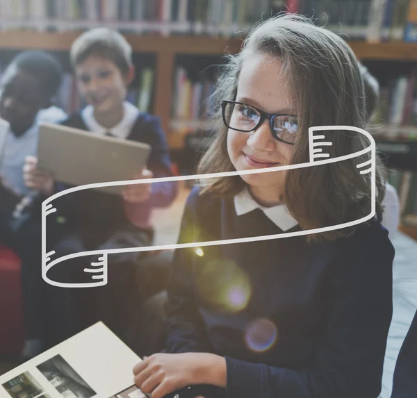 Niños estudiando en la biblioteca — Foto de Stock