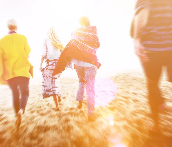 Friends walking at beach — Stock Photo, Image