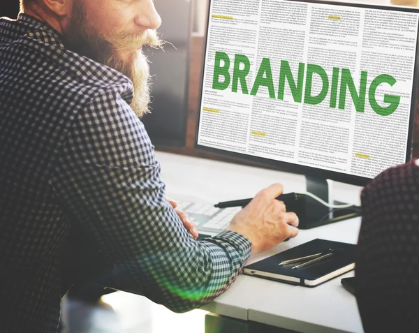 Zakenman die werken op de computer met Branding — Stockfoto