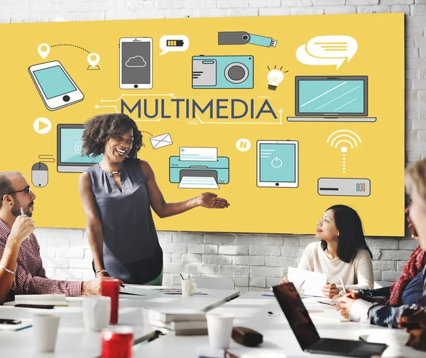Reunión de negocios con multimedia —  Fotos de Stock