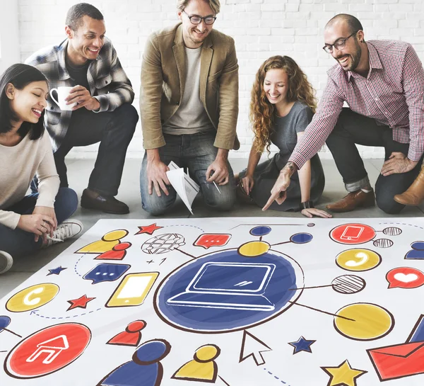 Menschen, die auf dem Boden sitzen und arbeiten — Stockfoto