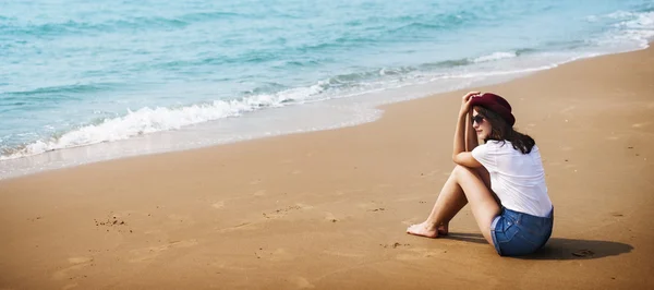 Vrouw ontspanning op strand — Stockfoto