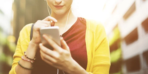 Chica navegando en el teléfono inteligente — Foto de Stock