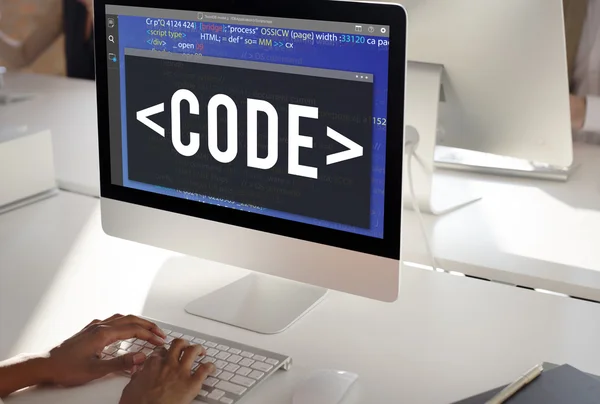 Computer con codice sul monitor — Foto Stock
