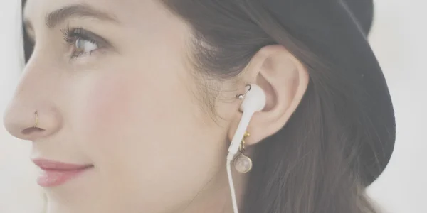 Chica en auriculares escuchando música — Foto de Stock