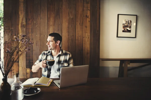 Hombre en la cafetería con portátil — Foto de Stock