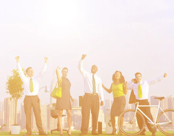 Pessoas de negócios felizes levantando as mãos — Fotografia de Stock