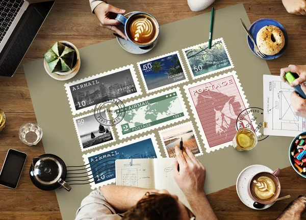 Tisch mit Plakat mit Markierungen — Stockfoto