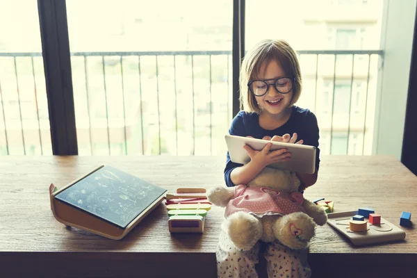 Cute dziewczyna z tabletką — Zdjęcie stockowe