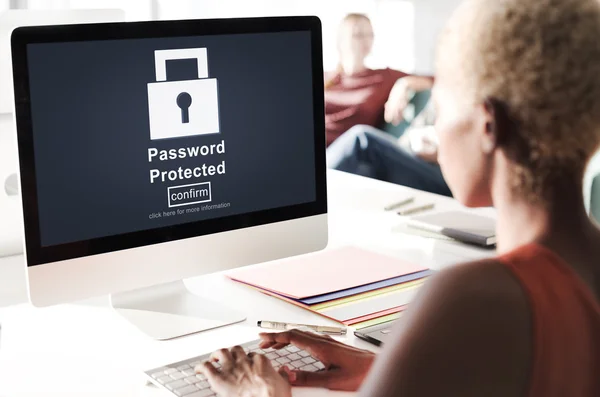 Pengusaha yang bekerja di komputer dengan Password Dilindungi — Stok Foto