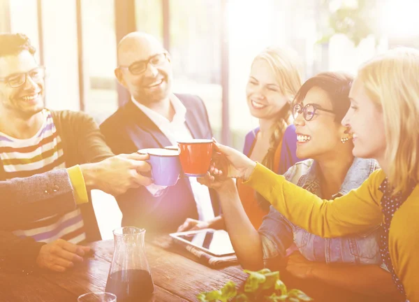 Mensen vieren hun nieuwe starters — Stockfoto