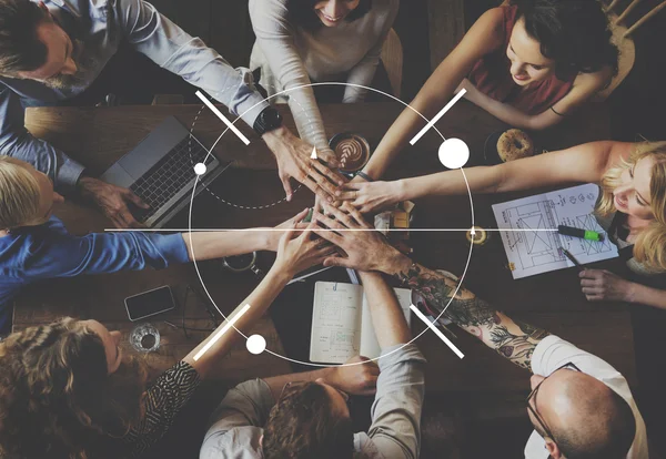 Equipo empresarial tomados de la mano — Foto de Stock