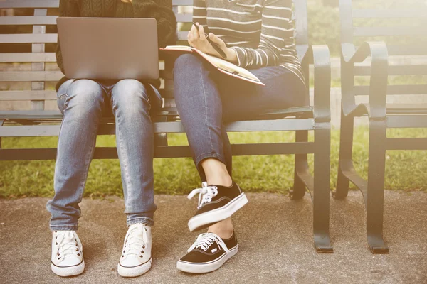 Estudiantes en el parque — Foto de Stock