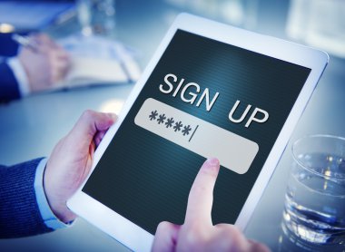 Tablet ve işareti kavramı kullanan adam