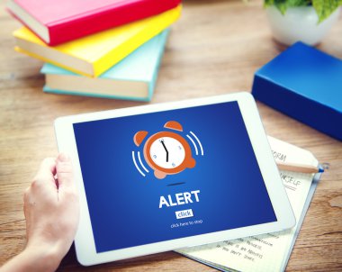 Tablet kullanan adam