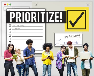 Neşeli öğrenciler aygıtları kullanarak 