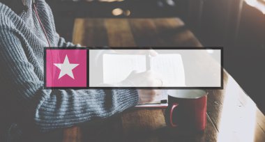 Günlüğe notlar yazan kadın