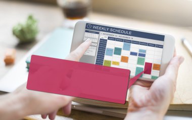 Eller akıllı telefonu tutuyor.