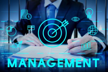 Belgelerle çalışan bir işadamı