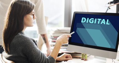 bilgisayar ekranında arayan kişi