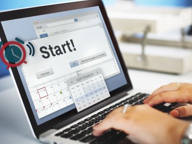 Not Defteri ile çalışan kişi