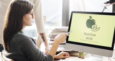 bilgisayar ekranında arayan kişi