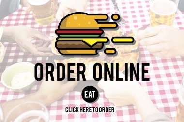 Pizza dilimleri alan insanlar