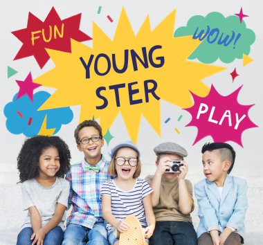 birlikte oynayan samimi neşeli çocuklar