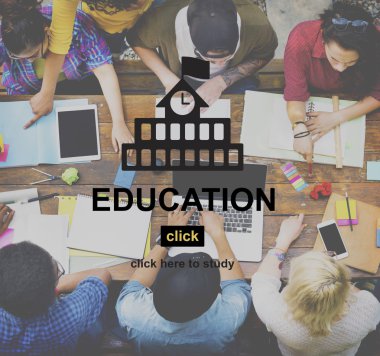 Öğrenciler birlikte okuyorlar. 