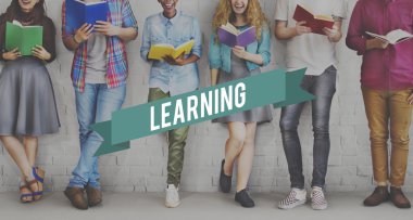 gülümseyen ve kitap tutan insanlar  