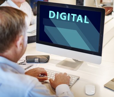 Olgun iş adamı bilgisayarda çalışıyor.