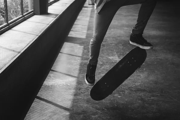 Chlapec jízda na skateboardu — Stock fotografie