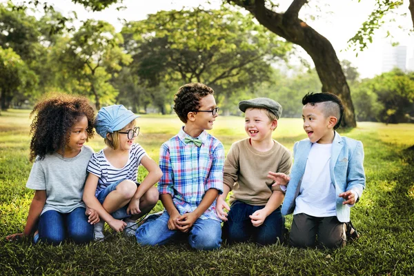 Crianças engraçadas brincando ao ar livre — Fotografia de Stock
