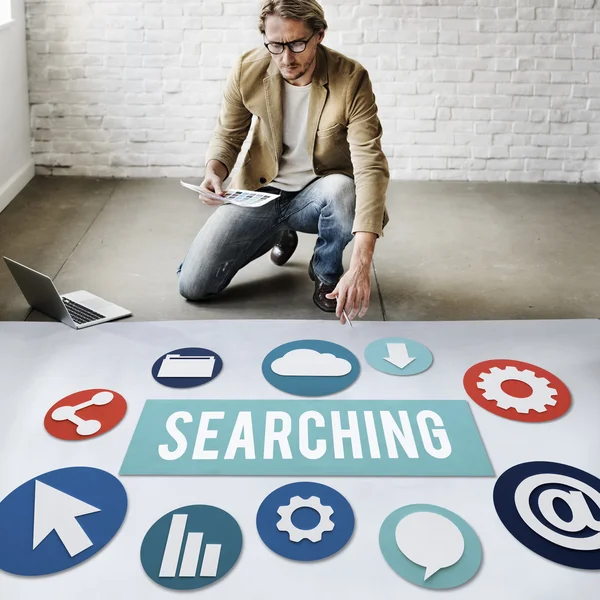 Homme d'affaires travaillant avec Searching — Photo