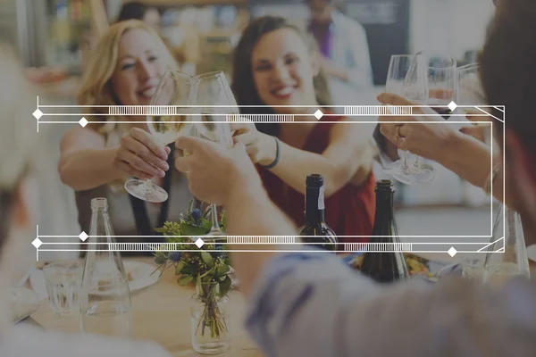 Femmes heureuses Griller avec du vin au restaurant — Photo