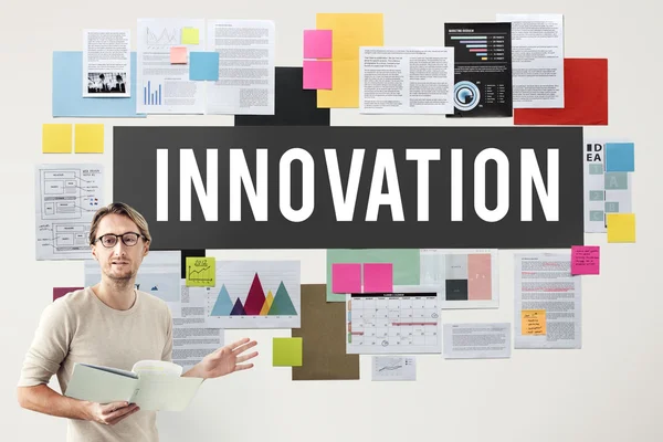 Imprenditore che lavora con l'innovazione — Foto Stock