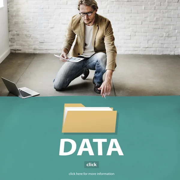 Imprenditore che lavora con Data — Foto Stock