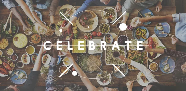 Pessoas e comida com Celebrar — Fotografia de Stock