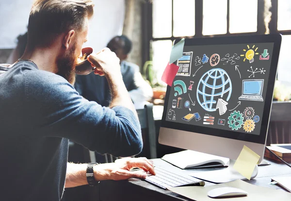 Man aan het werk met computer — Stockfoto