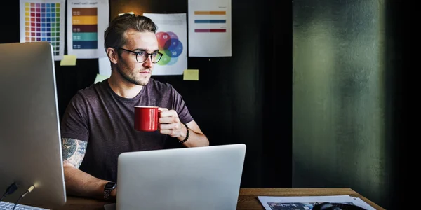 Fotograf arbeitet mit digitalen Ideen — Stockfoto