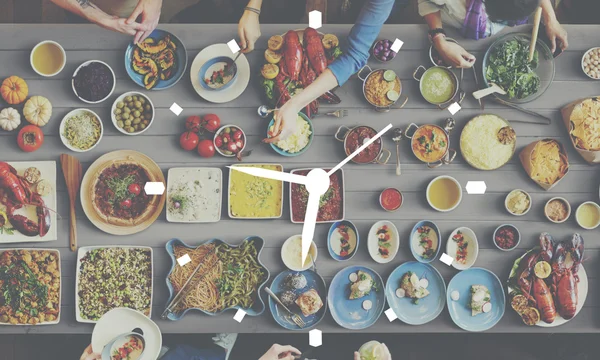 Tabulka s jídlem a hodiny koncepce — Stock fotografie