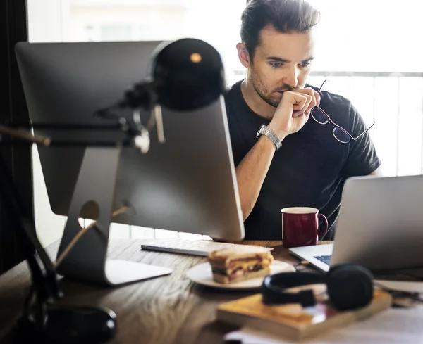 Fotograf som arbetar med digital devises — Stockfoto