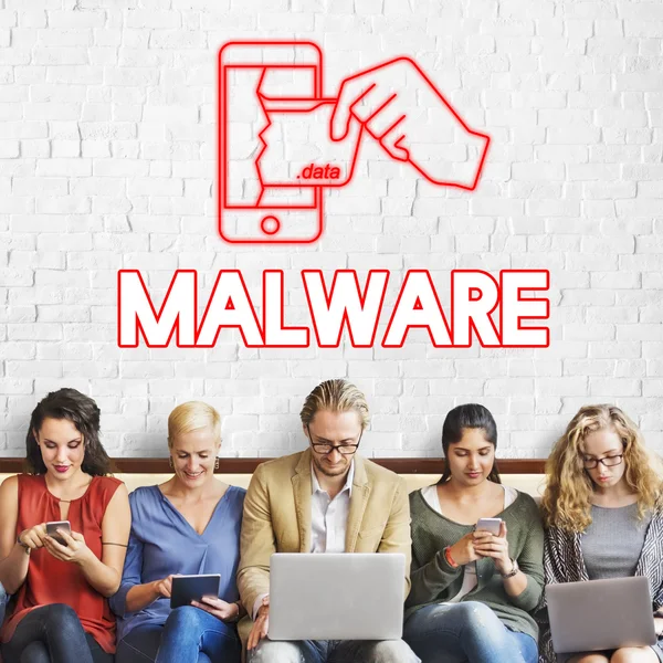 Mensen zitten met apparaten en Malware — Stockfoto