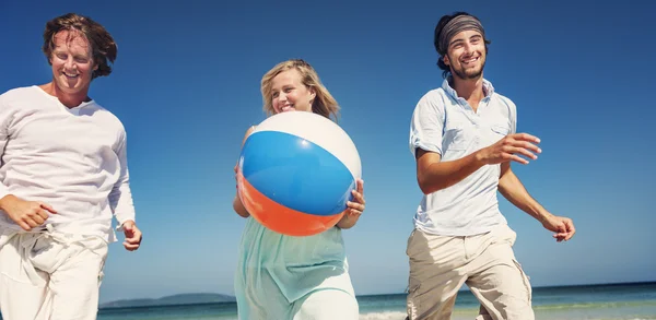 Przyjaciele spędzają czas na plaży — Zdjęcie stockowe