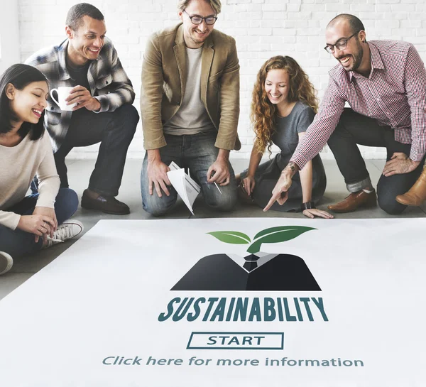Designers trabalhando com cartaz e sustentabilidade — Fotografia de Stock