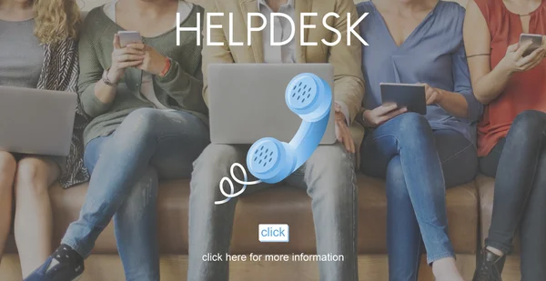 Lidé sedí u zařízení a Helpdesk — Stock fotografie