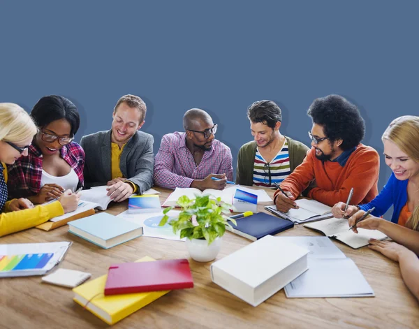 Personas que estudian juntas — Foto de Stock