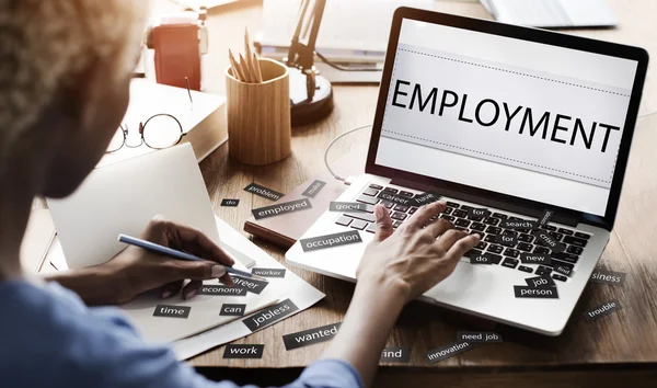 Vrouw werkt op laptop — Stockfoto